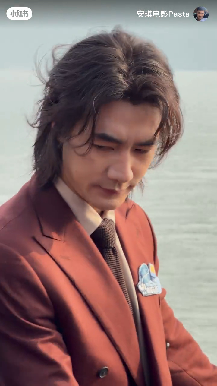 此沙一见到梁家辉就主动让出C位。 此沙一见到梁家辉就主动让出C位。