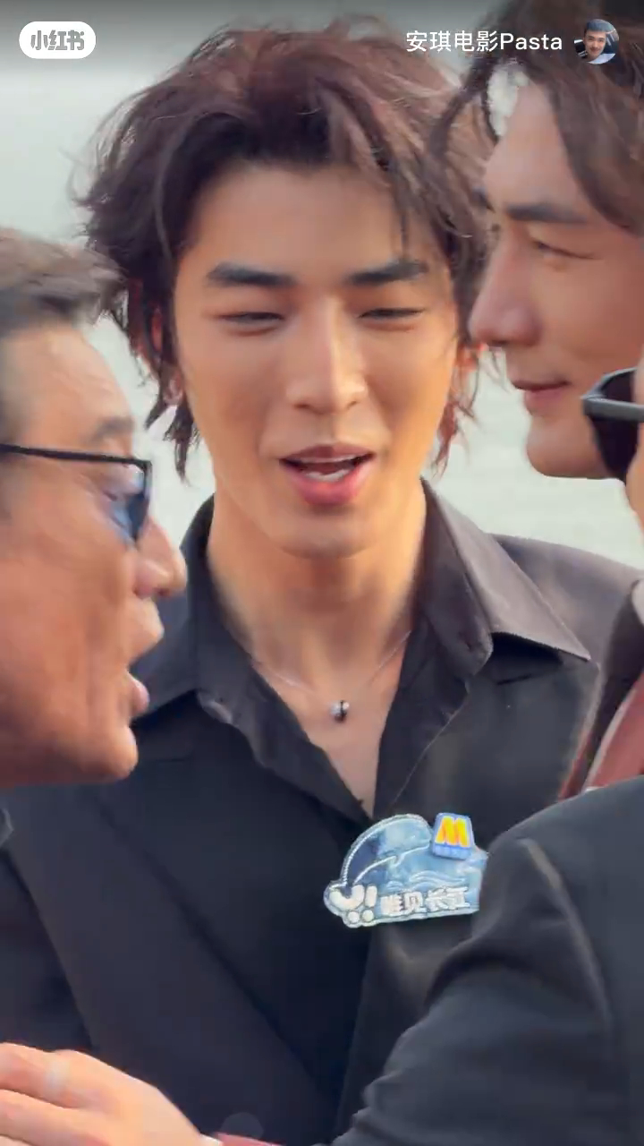 此沙和梁家辉发生纠缠。 此沙和梁家辉发生纠缠。