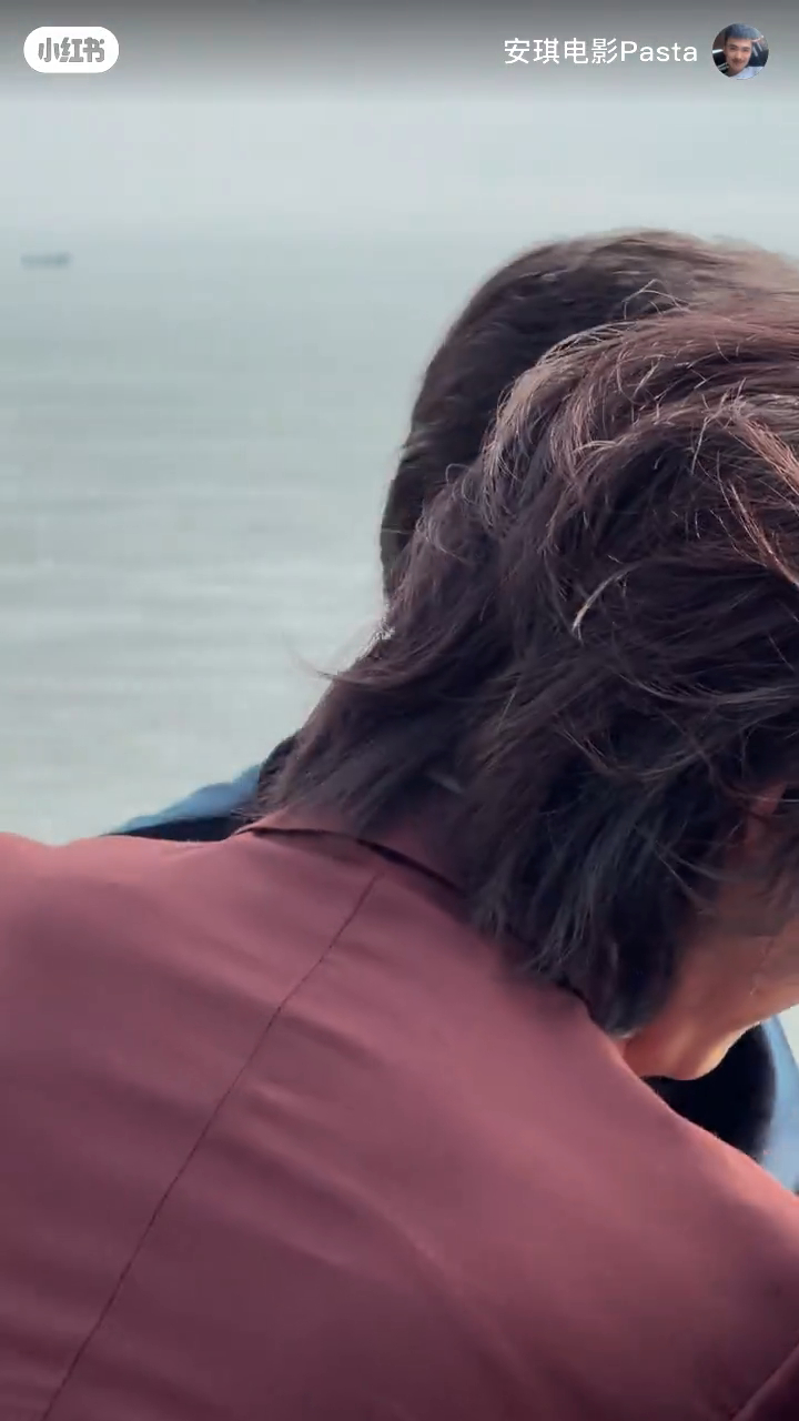 梁家辉被此沙粗暴推前。 梁家辉被此沙粗暴推前。