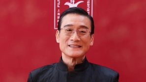 梁家辉惊曝遭不礼貌推撞？跟内地男星纠缠神情严肃