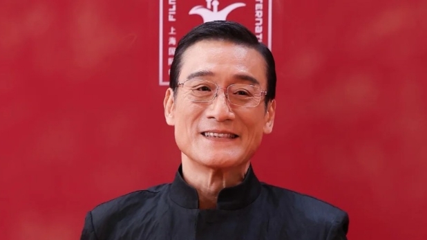 梁家辉惊曝遭不礼貌推撞？跟内地男星纠缠神情严肃