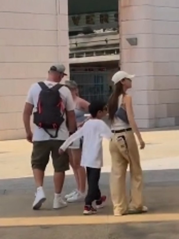 Angelababy的儿子已到她膊头。 Angelababy的儿子已到她膊头。