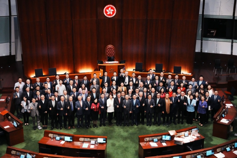 本届立法会最后一次会议。 本届立法会最后一次会议。