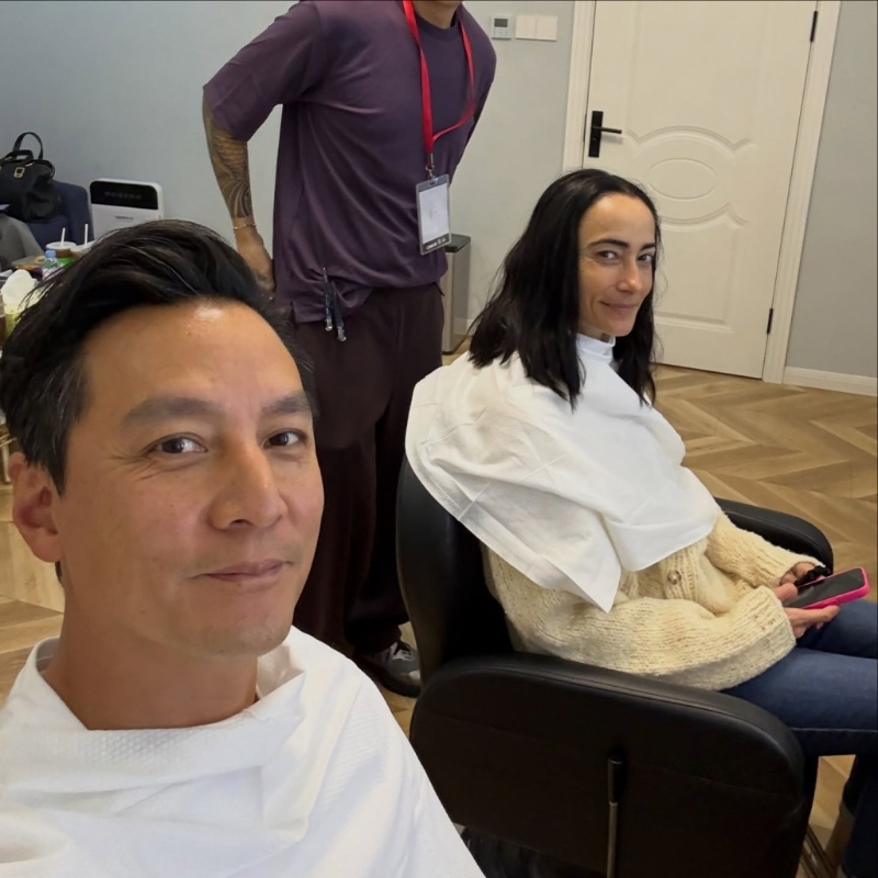 吴彦祖昨日(6日)在IG分享与太太的新相,Lisa S似戴长发的吴彦祖。 吴彦祖昨日(6日)在IG分享与太太的新相,Lisa S似戴长发的吴彦祖。