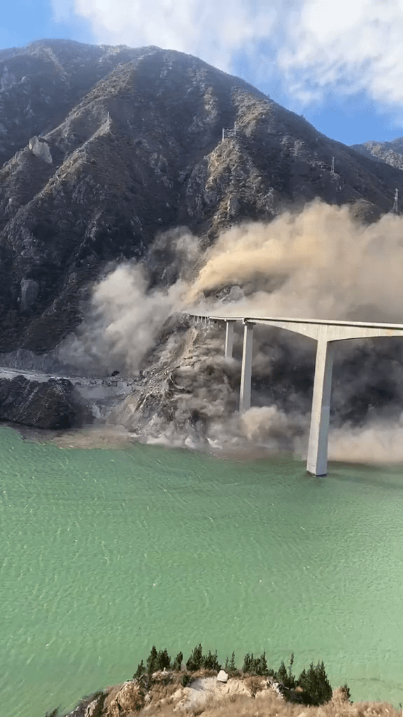 四川阿坝红旗特大桥垮塌。 四川阿坝红旗特大桥垮塌。