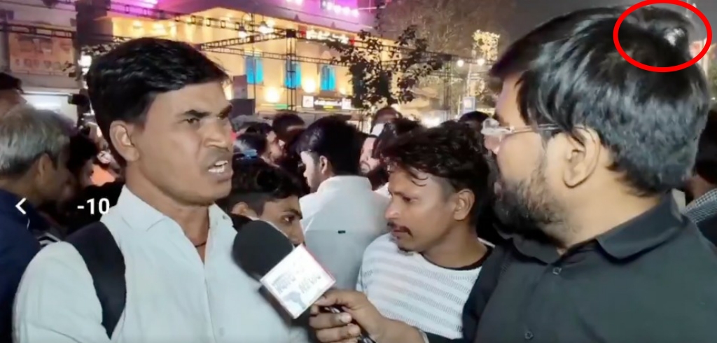 一名在场采访的记者遭冲击波震得头发飞起 一名在场采访的记者遭冲击波震得头发飞起