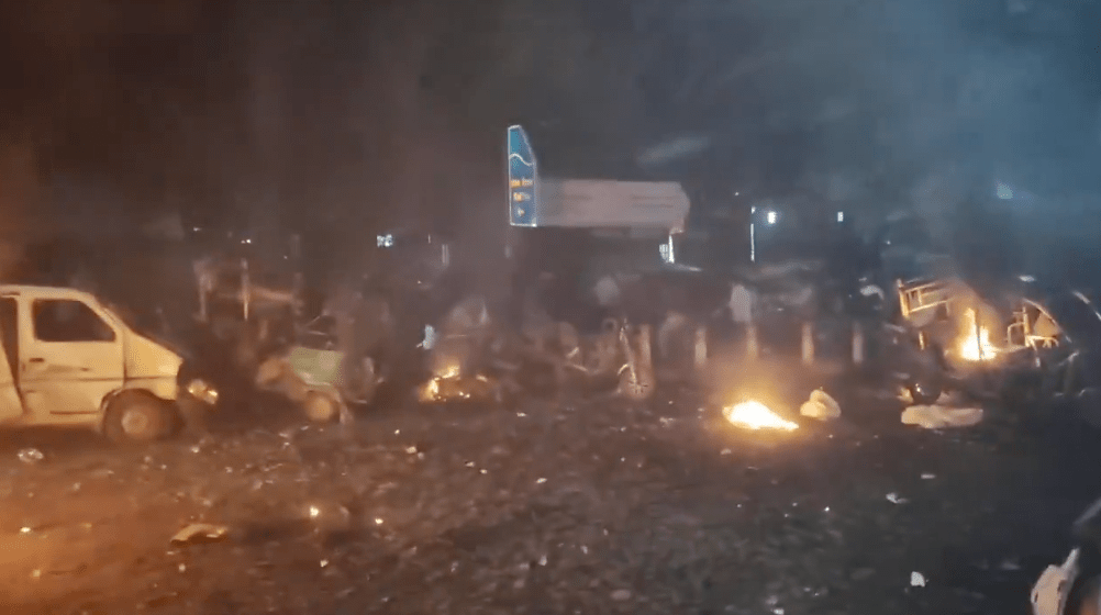 现场多辆汽车被波及焚毁。 现场多辆汽车被波及焚毁。