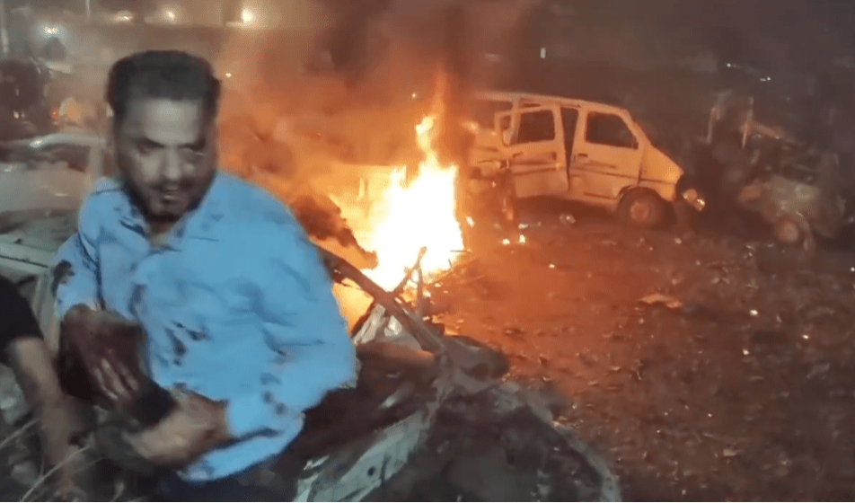 有途人疑被碎片击中,满身披血。 有途人疑被碎片击中,满身披血。