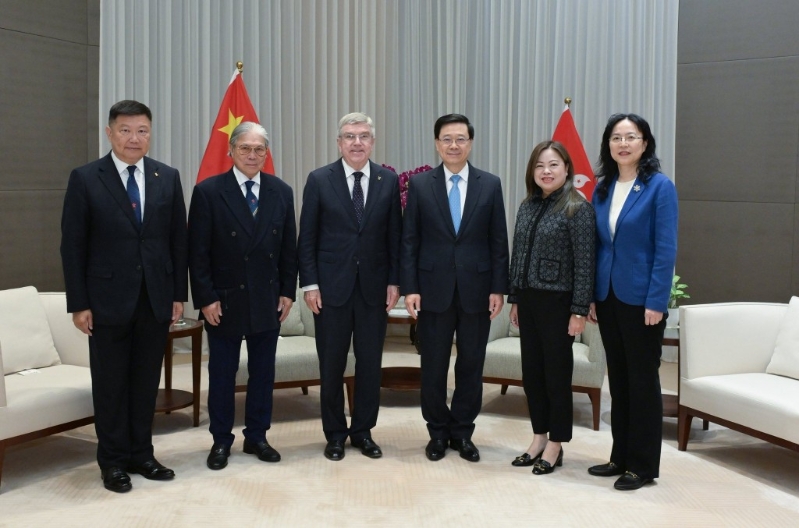 李家超今午与国际奥委会终身名誉主席巴赫（左三）会面。