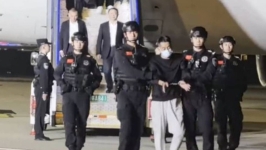 泰警曼谷移交中国公安，佘智江押抵南京画面曝光