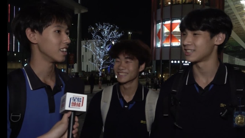 左起:刘同学、黄同学及何同学结伴前来。 左起:刘同学、黄同学及何同学结伴前来。