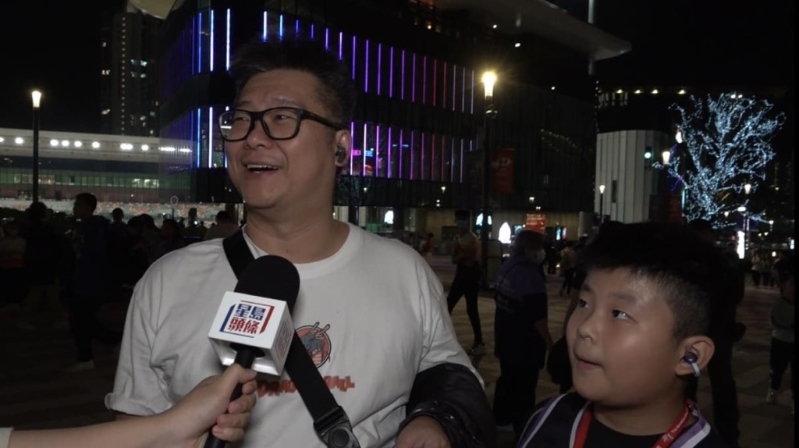 谭先生(左)特意带同10岁儿子到场。 谭先生(左)特意带同10岁儿子到场。