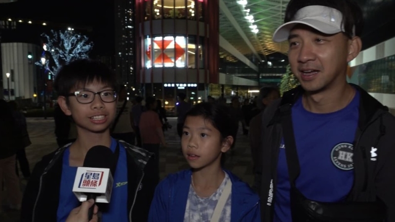 苏先生(右) 一家四口到场支持港队,其12岁儿子和10岁女儿平日都有打榄球。 苏先生(右) 一家四口到场支持港队,其12岁儿子和10岁女儿平日都有打榄球。