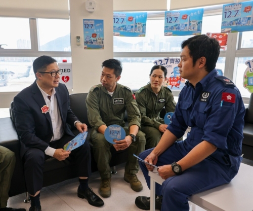 邓炳强近日走访飞行服务队分部、医疗辅助队总部、分区警署及消防局。 邓炳强近日走访飞行服务队分部、医疗辅助队总部、分区警署及消防局。