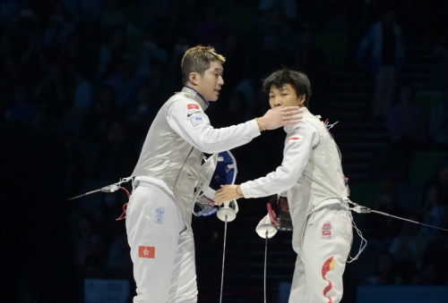 张家朗(左)战胜曾昭然,夺得铜牌。 张家朗(左)战胜曾昭然,夺得铜牌。