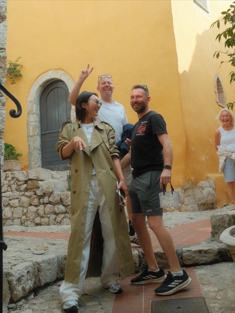 高海宁打卡时遇上两位外籍猛男“乱入”。