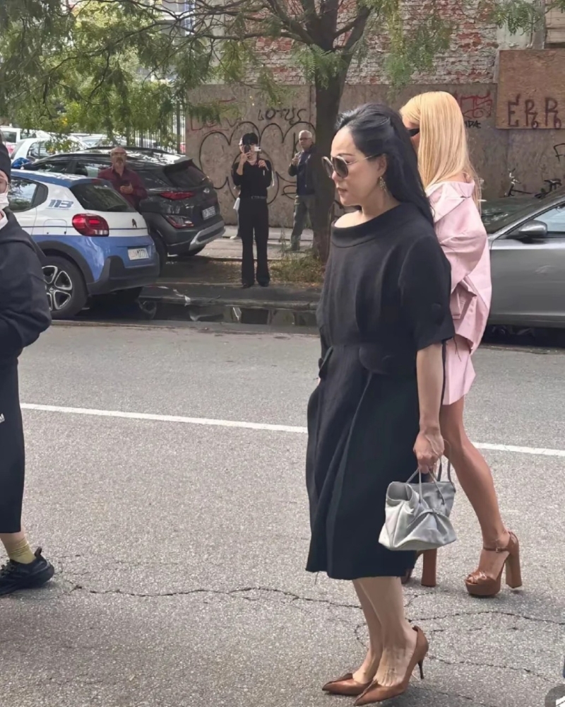 章小蕙近期被网民于街头捕获，被指状态直线下滑，而她的表情亦似心事重重。