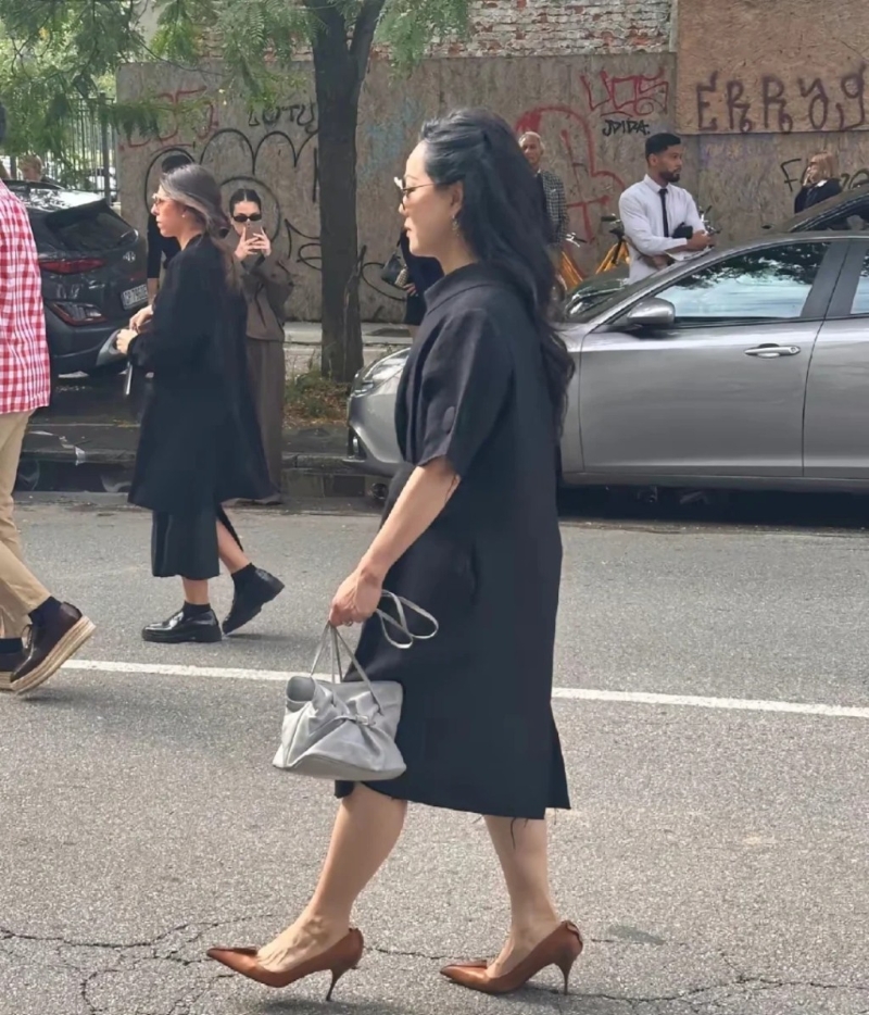 章小蕙的髮线极高，脚背亦青筋暴现。