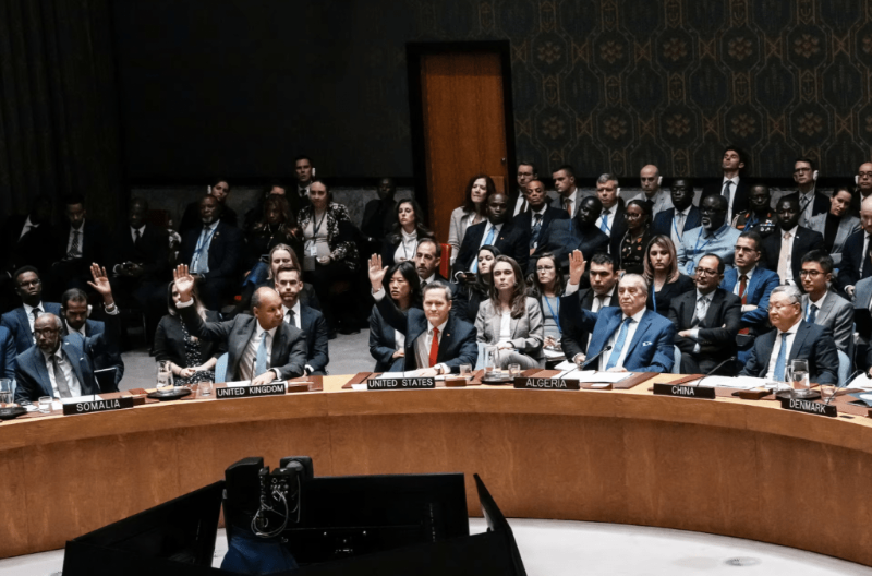 联合国安理会周一（17日）以13票赞成、0票反对、两票弃权的结果