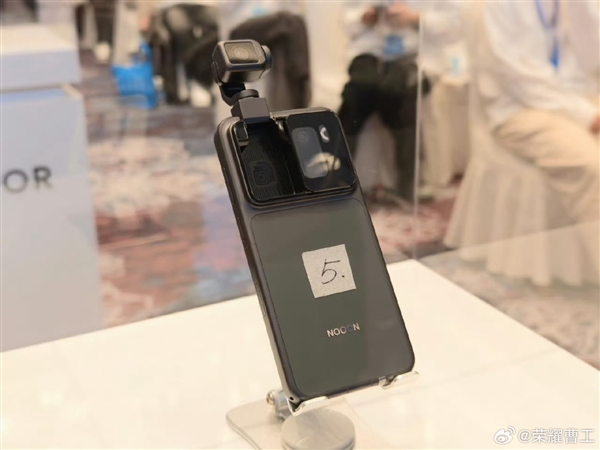 行业首款自带云台的机器人手机!荣耀ROBOT PHONE真机首次亮相