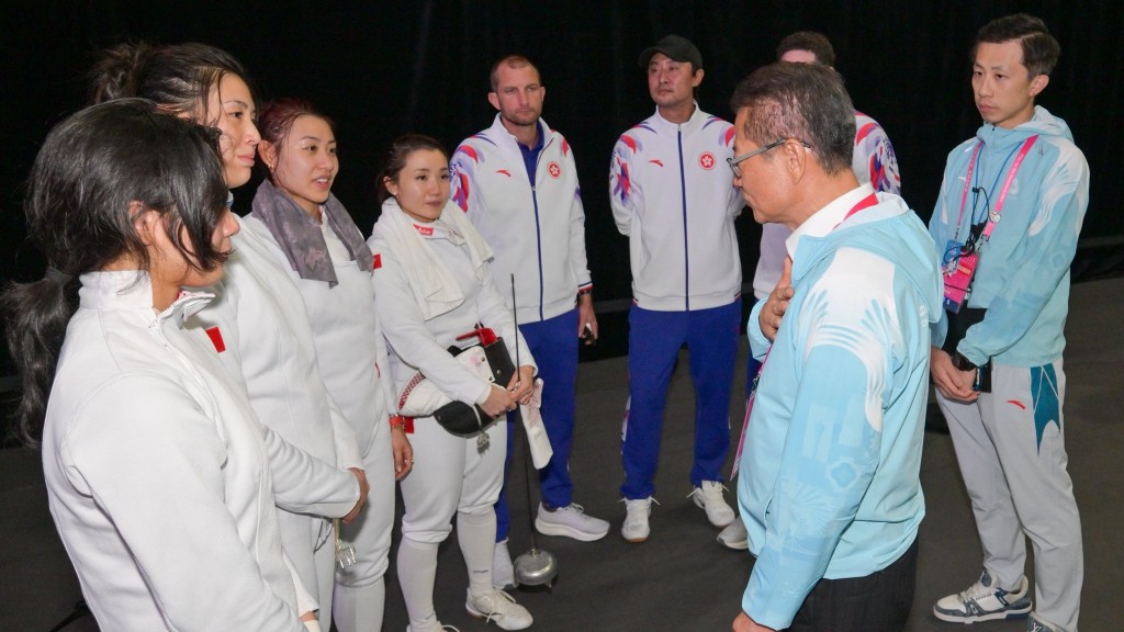 财政司司长陈茂波赛后亲身感谢港队女子重剑团体的奋力拼搏 财政司司长陈茂波赛后亲身感谢港队女子重剑团体的奋力拼搏