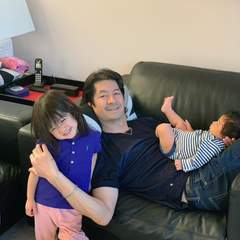 钟嘉欣的老公都有帮手照顾仔女。 钟嘉欣的老公都有帮手照顾仔女。