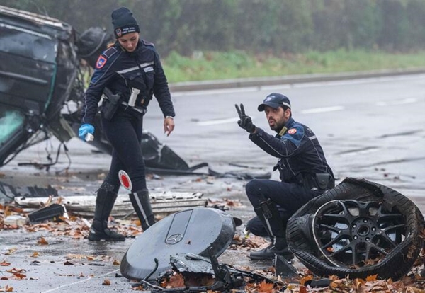 意大利米兰发生惨烈事故:奔驰大G被撞翻车并断成两截