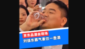 京东品酒会现场，刘强东霸气豪饮一壶酒