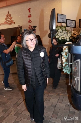 许绍雄遗孀龙嬿而强忍悲痛送别丈夫。