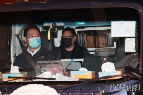 许绍雄继子俊贻陪同许惠菁坐灵车。