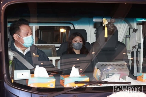 许绍雄女儿许惠菁登上灵车。