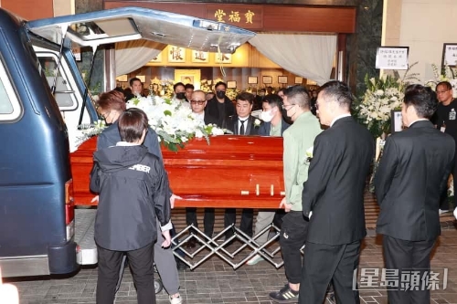 许绍雄的灵柩移送上车。