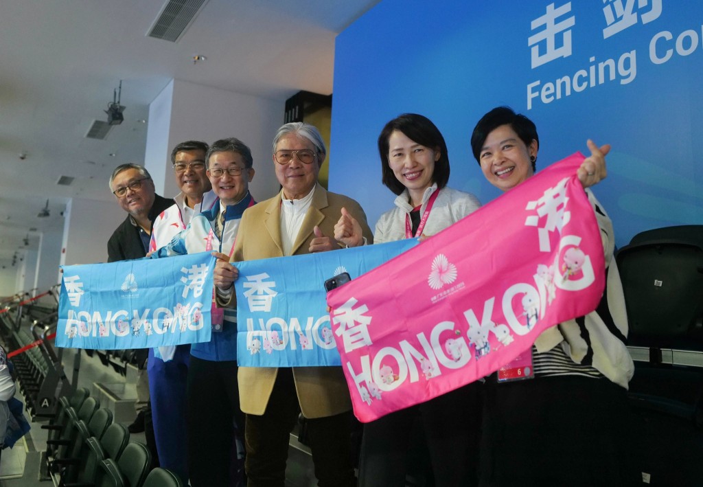 多名局长到场见证港队夺冠一刻。 多名局长到场见证港队夺冠一刻。