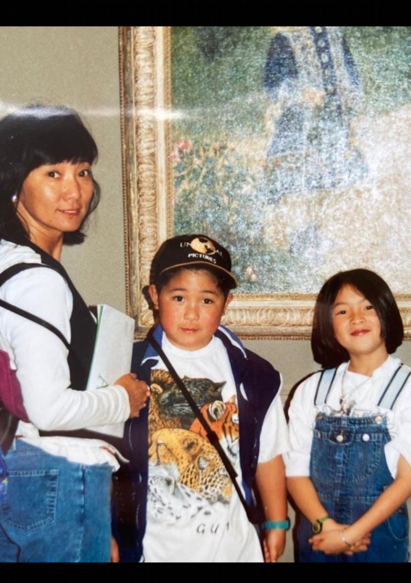 林德信与妹妹林德懿儿时跟随母亲居住美国。