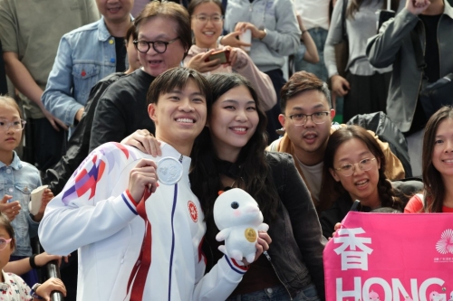 何思朗摘银后点名多谢妻子、前剑手何迪琳，并称奖金会“收归国有”。