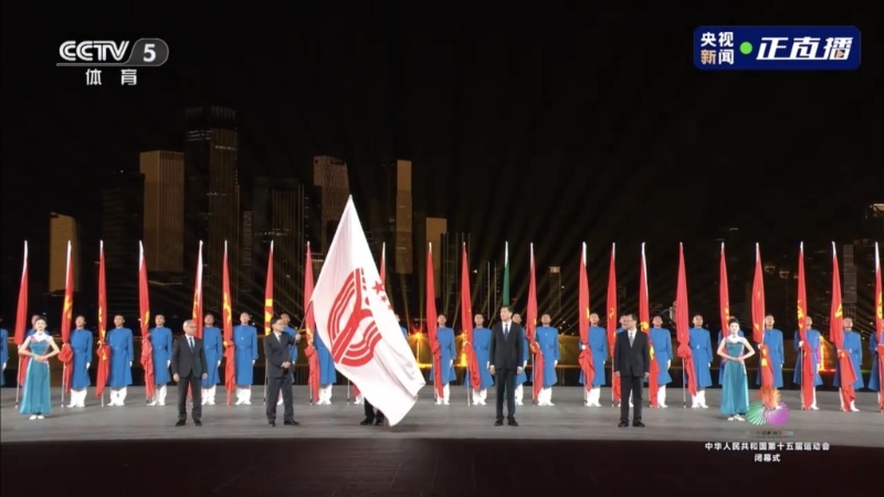 李家超传递全运会会旗。1 李家超传递全运会会旗。1