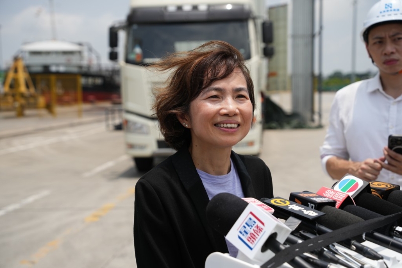 香港机场管理局商务执行总监陈正思认为，香港凭藉独特优势，长期担当内地与世界的“双门户”。