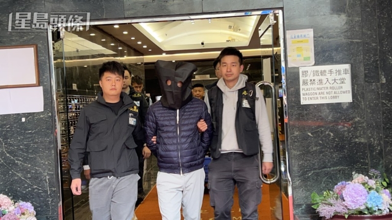 带走一名被捕人