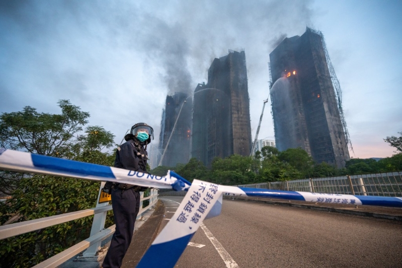 宏福苑五级火，大厦外墙棚网物料引起关注。