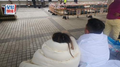 宏福苑五级火，莫女士与丈夫有家归不得，通宵在广福邨街市平台露宿。