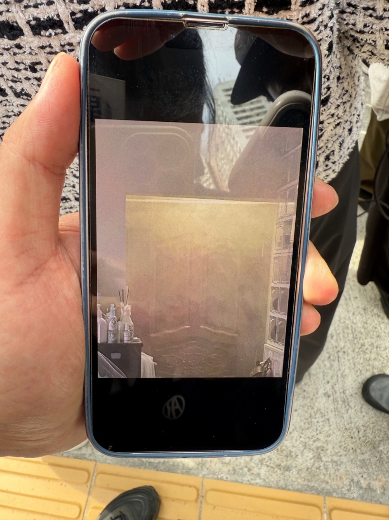 钟先生展示单位现场浓烟照片。