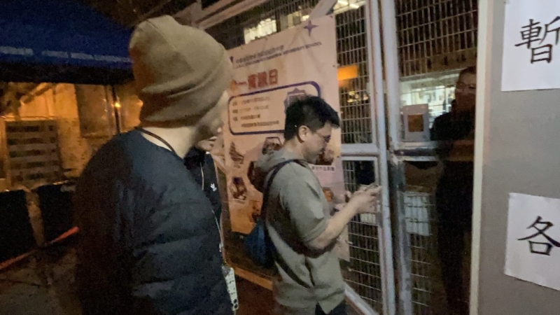 市民余先生受已移民加拿大友人所托，到场打探父母下落。