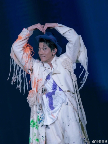 郭富城等圈中人出手助海俊杰夫妇解困。 郭富城等圈中人出手助海俊杰夫妇解困。