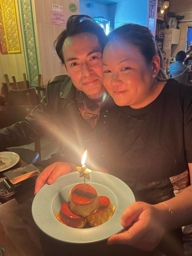 夫妻感情一向恩爱,相当幸福。 夫妻感情一向恩爱,相当幸福。