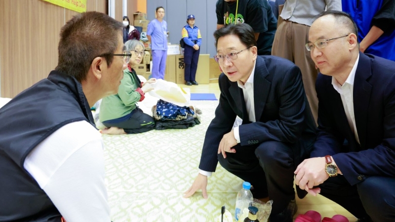 周霁与农融到访临时庇护中心，慰问灾民