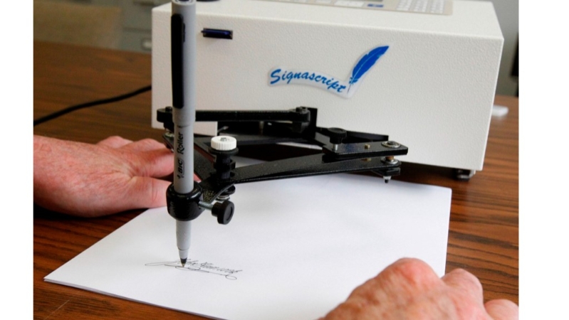 特朗普称将撤销所有前总统拜登用签名机签下的行政命令。美联社