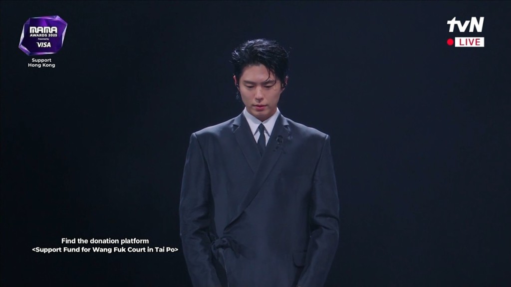 朴宝剑带领观众默哀半分钟。 朴宝剑带领观众默哀半分钟。