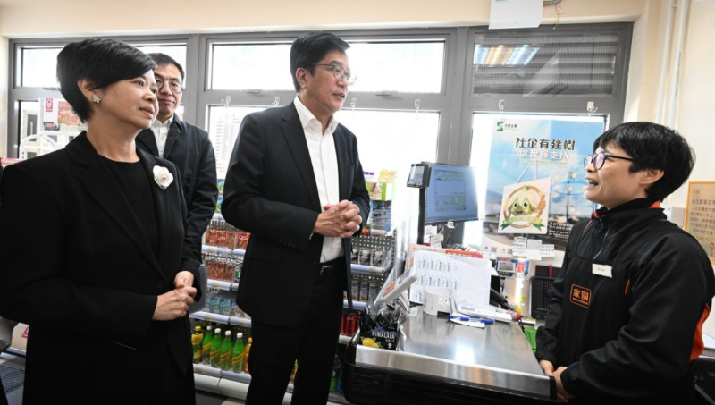 黄伟纶和何永贤到“路德会双鱼荟”，了解接收受影响居民情况