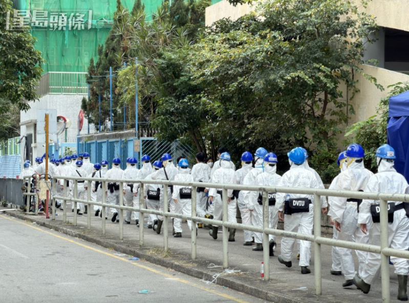 灾难遇害者辨认组人员再进入火场。