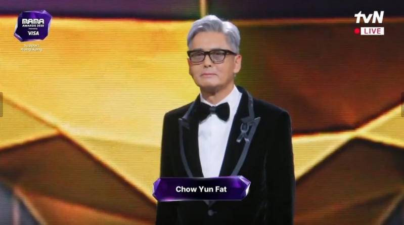 周润发一头白发,穿上黑色西装现身。 周润发一头白发,穿上黑色西装现身。